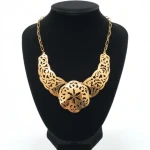 عقد فاخر مصنوع يدويًا من النحاس الأصفر المصقول بتصميم فيليجري فني (Filigree)